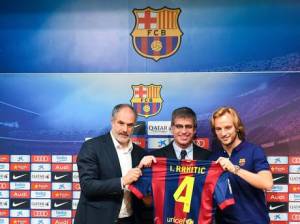 Ivan-Rakitic-(R)-poses-with-the-FC-Barcelona-Sport-Director-Andoni-Zubizarreta-(L)-and-FC-Barcelona-Vice-President-Jordi-Mestre